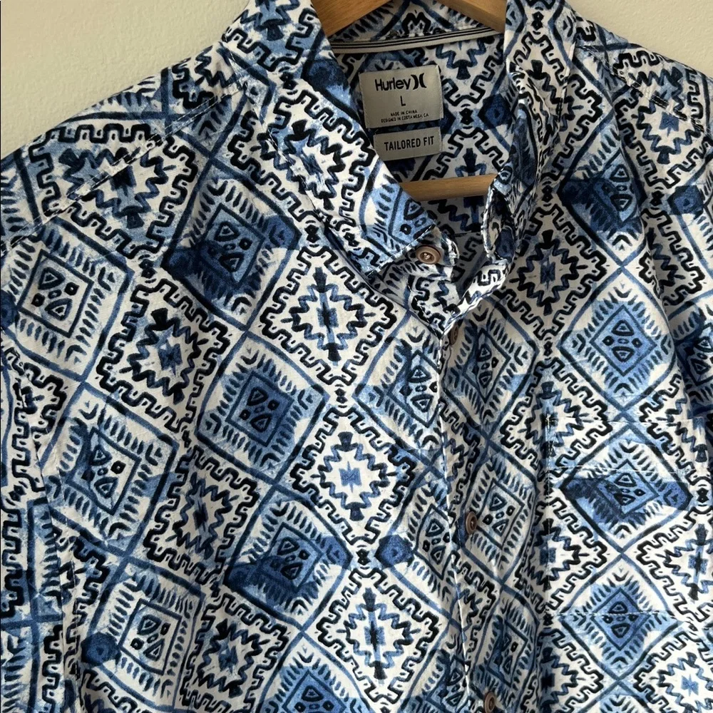 Hurley Men's Geometric Tribal Hawaiian Button down shirt Large